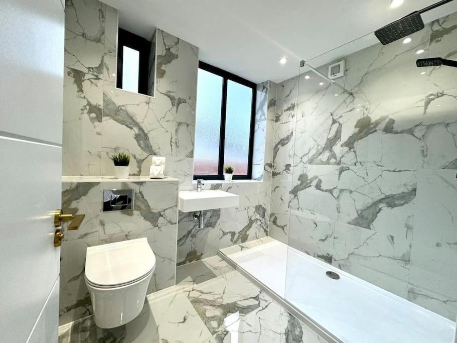 3 Bedroom- Gem - Near & Town Apartment *