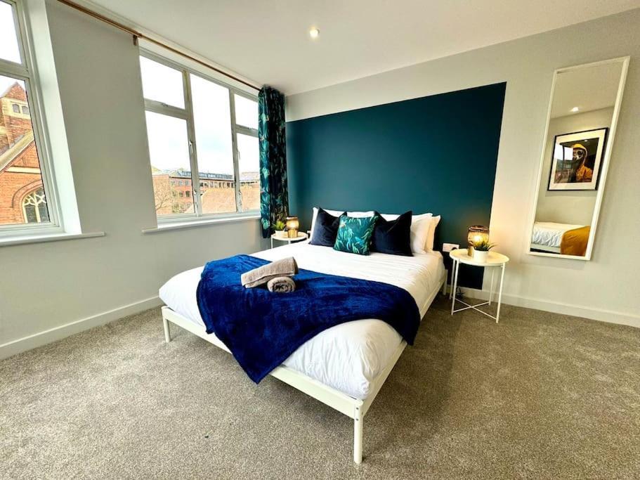 3 Bedroom- Gem - Near & Town Apartment *