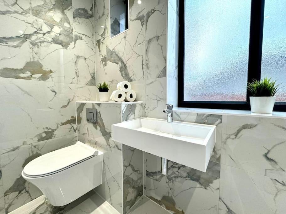 3 Bedroom- Gem - Near & Town Apartment *